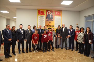 toroslarmem's tweet photo. Mersin Valisi Sayın Ali Hamza PEHLİVAN, İl Milli eğitim Müdürü Sayın Adem KOCA ve Toroslar Kaymakamı Sayın İbrahim ÇENET 24 Kasım Öğretmenler Günü için Abdulkadir Gürüz Ortaokulu'nu Ziyaret Ettiler
@tcmeb @MersinValiligi @ahpehlivan53 @MersinMEM @AdemKoca46 @MikailEREN33 https://t.co/BnIz1XRAFr