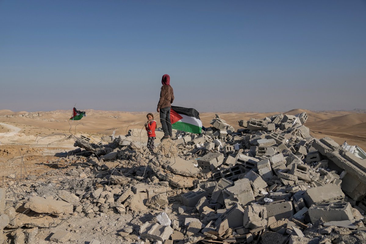 ajplusespanol's tweet photo. Israel demolió una escuela palestina en Masafer Yatta, Cisjordania ocupada. Los soldados utilizaron bombas de sonido para obligar a los niños a salir.

Otras 57 escuelas palestinas se enfrentan a la demolición, según activistas, lo que afecta la educación de más de 5000 niños. https://t.co/OzWozjgayd