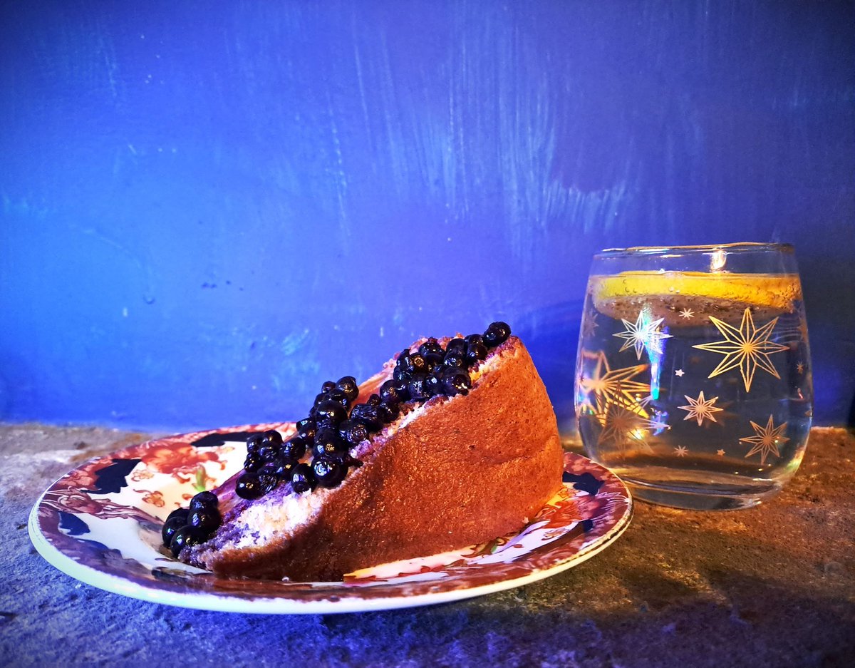 What better than a refreshing The Exe Gin and Tonic? The Exe Gin and Tonic with a fluffy Sharlotka Cake (pictured with preserved bilberries)!

Recipe link --&gt; courtneys.online/apple-sharlotk…