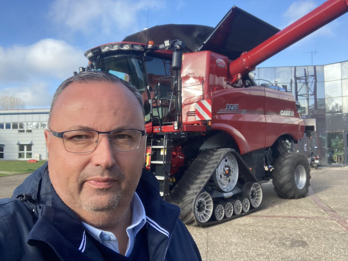 OlivierCOSTE2's tweet photo. Je n’avais pas pris le temps d’aller au #SIMA2022 @sima_paris et à la rencontre des @Fragritwittos.
Je ne pouvais pas m’empêcher de me rendre cette fois-ci à @villedauxerre,
avec les #Agricultures de l’#Yonne et donc fêter 🎉les 35 ans de #DAFP.
@SEDIMAsyndicat @GTPassion_ https://t.co/N1yQjutzJq