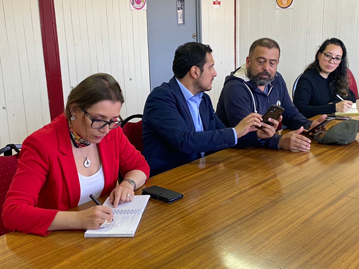 #AgendaMTT 🗓️ La seremiTT <a href="/Lima_Claudia70/">Claudia Garcia Lima</a> participó en mesa de trabajo con el alcalde de <a href="/muni_hualpen/">Municipalidad de Hualpén</a>, Miguel Rivera, el jefe regional de UOCT, Antonio Michella y vecinos, para trabajar en mejoras de sistema y semaforización, para aumentar la seguridad vial de la comunidad.