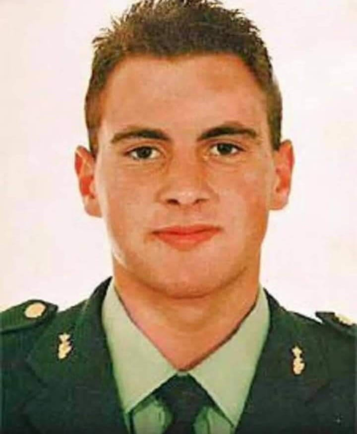 Peregrina7Bu's tweet photo. Hoy sería tu cumpleaños sino te hubieran sesgado la vida, evitaste una masacre en Madrid aquel 17 de Diciembre, cuando intentaban meter 150 kilos de explosivos para atentar en Madrid el mismo día de Nochevieja en 9 centros comerciales. https://t.co/ps35nE8111