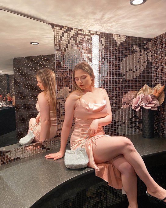 Bathroom selfie☺️❤️
#selfie #bathroomselfie #Egirls #egirl #twitchstreamer #twitchgirls #twitchgirl #thiccsgiving