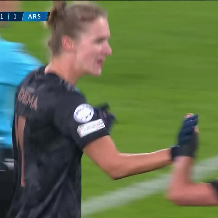 Vivianne Miedema LEVELS it for Arsenal 🔴⚪️

#UWCL LIVE NOW ⬇️
🇬🇧 🎙 👉   
🇮🇹 🎙 👉