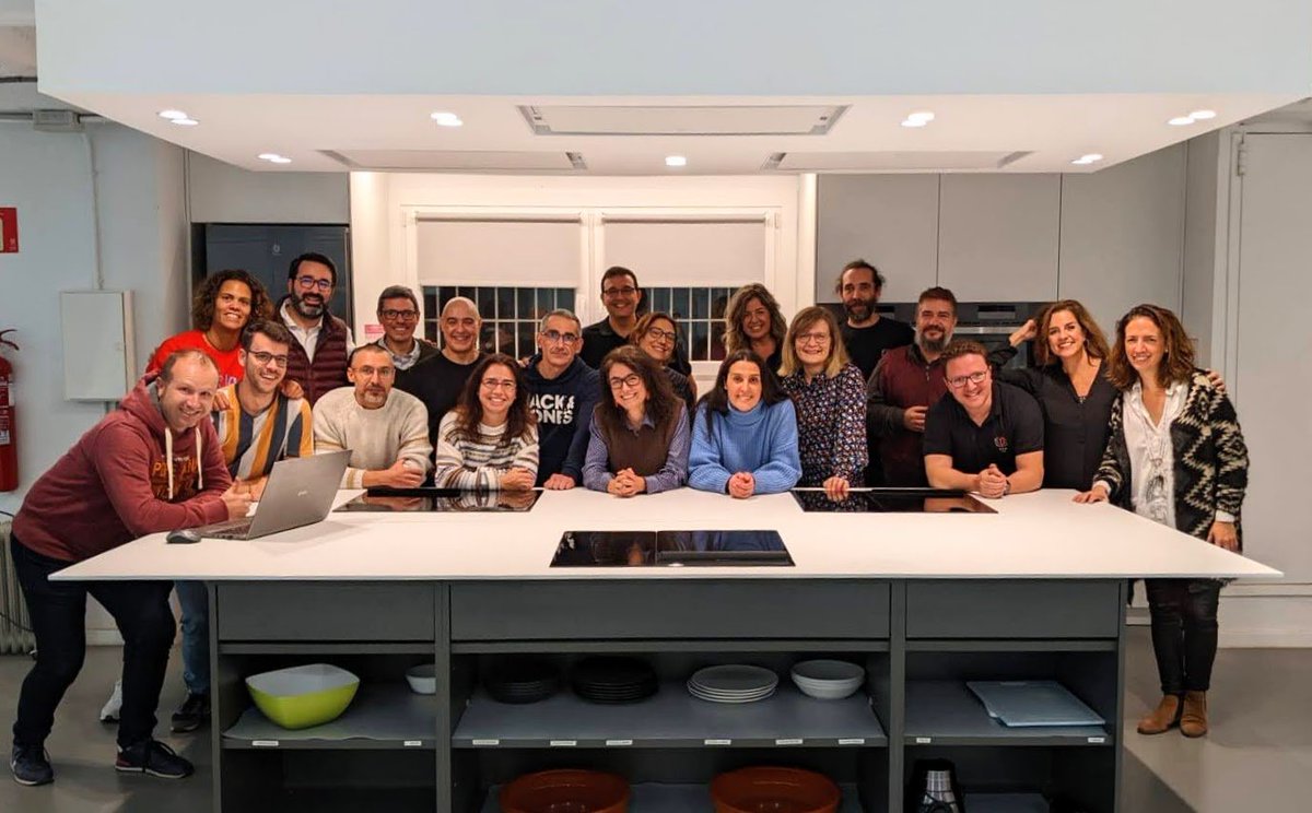 Haciendo familia y construyendo comunidad de aprendizaje en el primer Meetup Zaragoza.

¡5 chispas muy inspiradoras!
🍻 Qué mejor lugar que las cocinas de @CPA_Formacion para compartir experiencias, cercevicas frías y algo de picar 😋

¡Volveremos a vernos muy pronto!