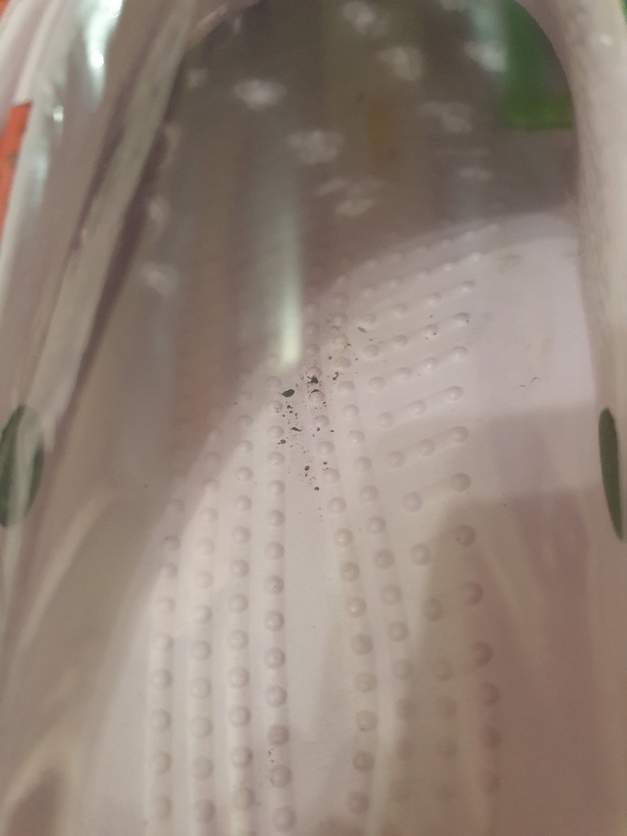 BecciJade99's tweet photo. That's the replacement for this previous pair sent to me. Actually shocking these are allowed to be sent out when from the croc website all I have bought have been perfect condition and perfectly formed https://t.co/XaacJunBQF