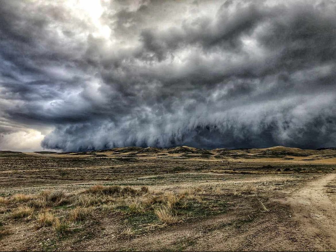 EricePedro's tweet photo. S. Gregorio es el campo de maniobras más grande de España. Raro es el militar que no ha sufrido en él. Microclima extremo, terreno hostil. El lunes llegué. Entrábamos en medio de la tormenta de la foto cuando Freddy, mi conductor, sentenció: “mi coronel, este campo crea soldados” https://t.co/4Mvnr6ozSw