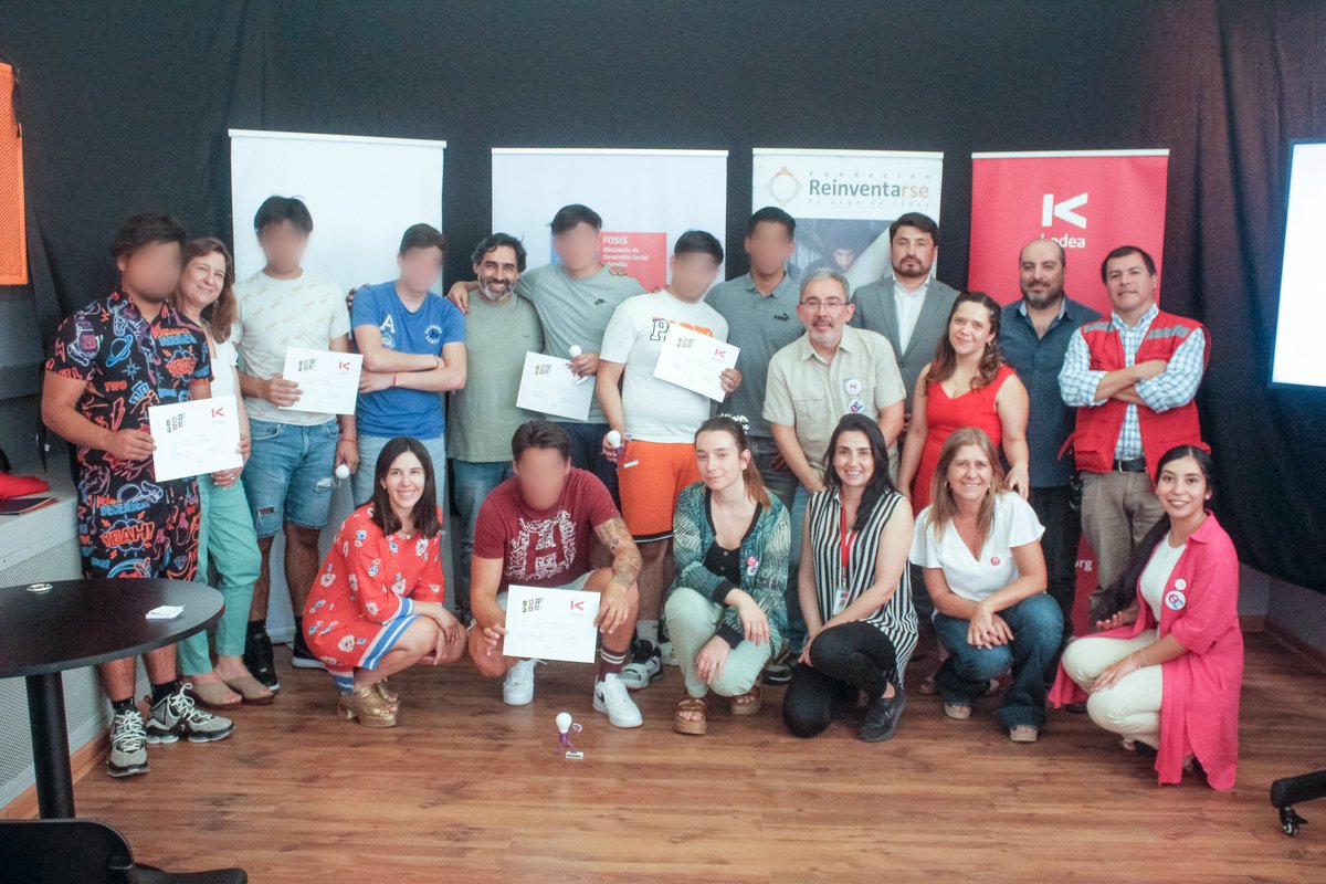 KodeaOrg's tweet photo. Tuvimos nuestra ceremonia de egreso de Emprendo Conectado. Empoderamos digitalmente a jóvenes privados de libertad del Centro Metropolitano Norte del @Sename_gobierno de Tiltil. Los guiamos a desarrollar sus #emprendimientos y potenciarlos en el mundo digital. https://t.co/QzxEBb5nwA