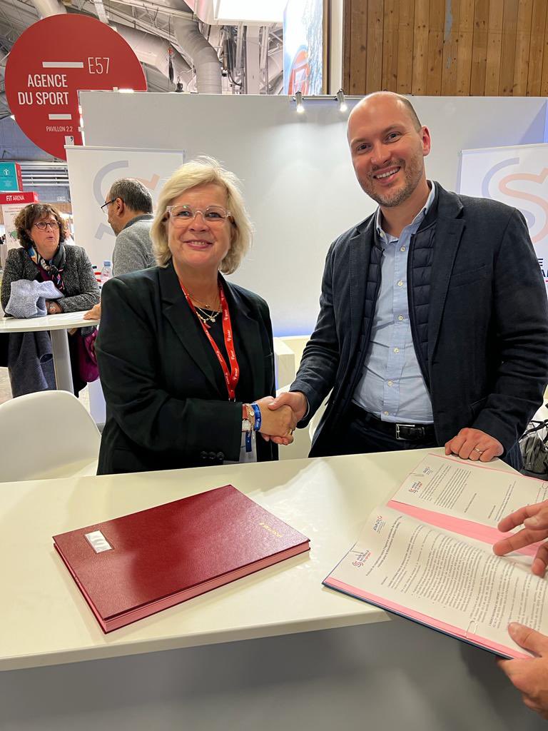 SanaurFrederic's tweet photo. Plan 5000 terrains de sport, design actif, nouvelle gouvernance, clubs des investisseurs @UNIONs_c, coopération avec l’@AnruOfficiel, engagements avec @FF_Hockey et @FFRollerSkate… l’édition 2022 du @salondesmaires a permis de nombreux échanges, rencontres et débats 🇫🇷🥇👍 https://t.co/8wejDbp36B