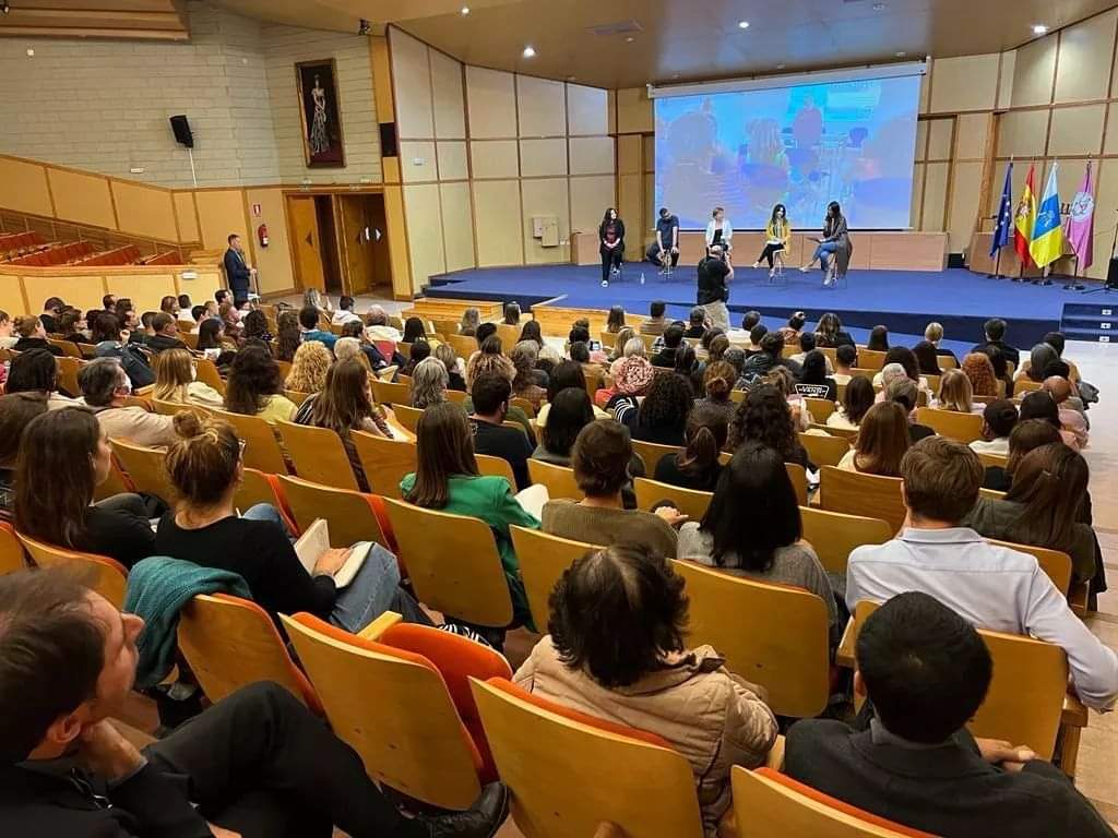 laurafuentesveg's tweet photo. Más de mil personas participan activamente en el Plan Canario de Inmigración y Convivencia.

Una hoja de ruta para la integración y la inclusión intercultural.Un reto precioso que parte de la escucha y la experiencia común.

Necesario hace décadas, ahora realidad @CanariasConvive https://t.co/UXqcJcAY8E