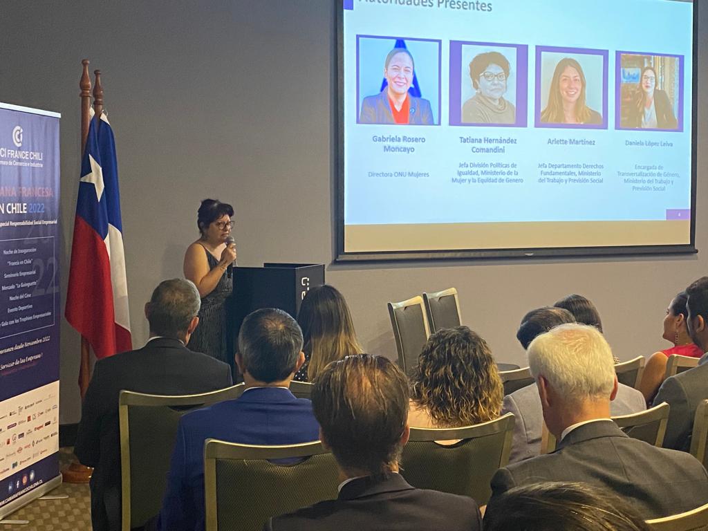 En el seminario empresarial de la <a href="/CCIFranceChili/">CámaraFrancoChilena</a>, en el cual participaron representantes del <a href="/MintrabChile/">Trabajo y Previsión Social</a>, <a href="/ArletteM_/">Arlette Martínez Ossa</a> y <a href="/DaniLopezLv/">Daniela López Leiva</a>, del <a href="/MinMujeryEG/">Ministerio de la Mujer y la Equidad de Género</a>,  <a href="/Tatihernandez/">Tati Hernández♀️🌳🇨🇺 🇵🇸</a> y la Dirª. de <a href="/ONUMujeresChile/">ONU Mujeres Chile</a>, Gabriela Rosero, el Embj.🇫🇷@PascalTeixeira_, pronunció palabras de bienvenida: