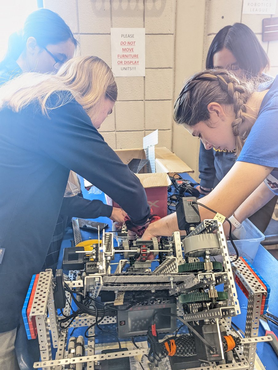 4525robotics's tweet image. Teams are hard at work at the first ever tournament in the @LDCSB Robotics League! Some last minute trouble shooting before the robots hit the field! #VEX #STEM #OMGrobots @VEXRobotics 🤖