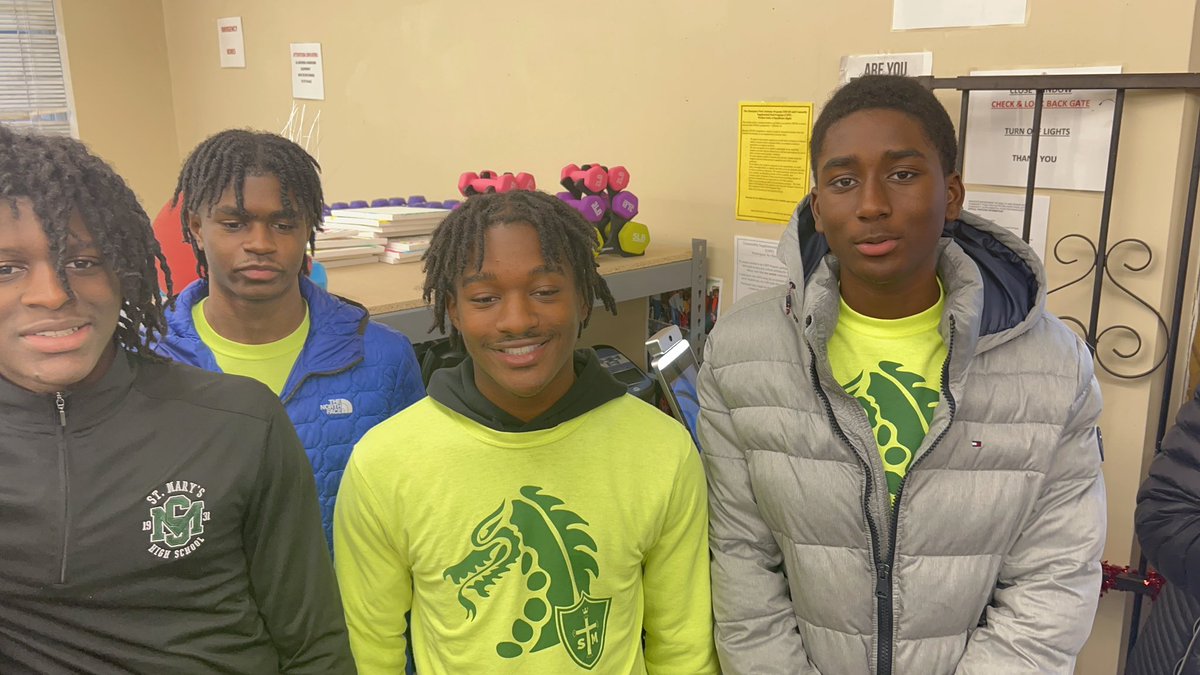 SSCHoops's tweet photo. The Dragons Spent Thanksgiving Morning at Northside Community Center Helping Prepare and Administer Food to Seniors at Homer G Phillips Senior Apartments. Giving Back and Showing Gratitude. #SouthsideDragons #GlorytotheGame #HappyThanksgiving ⚪️🟢 🦃 🦃 https://t.co/QyHFdZ1b4O