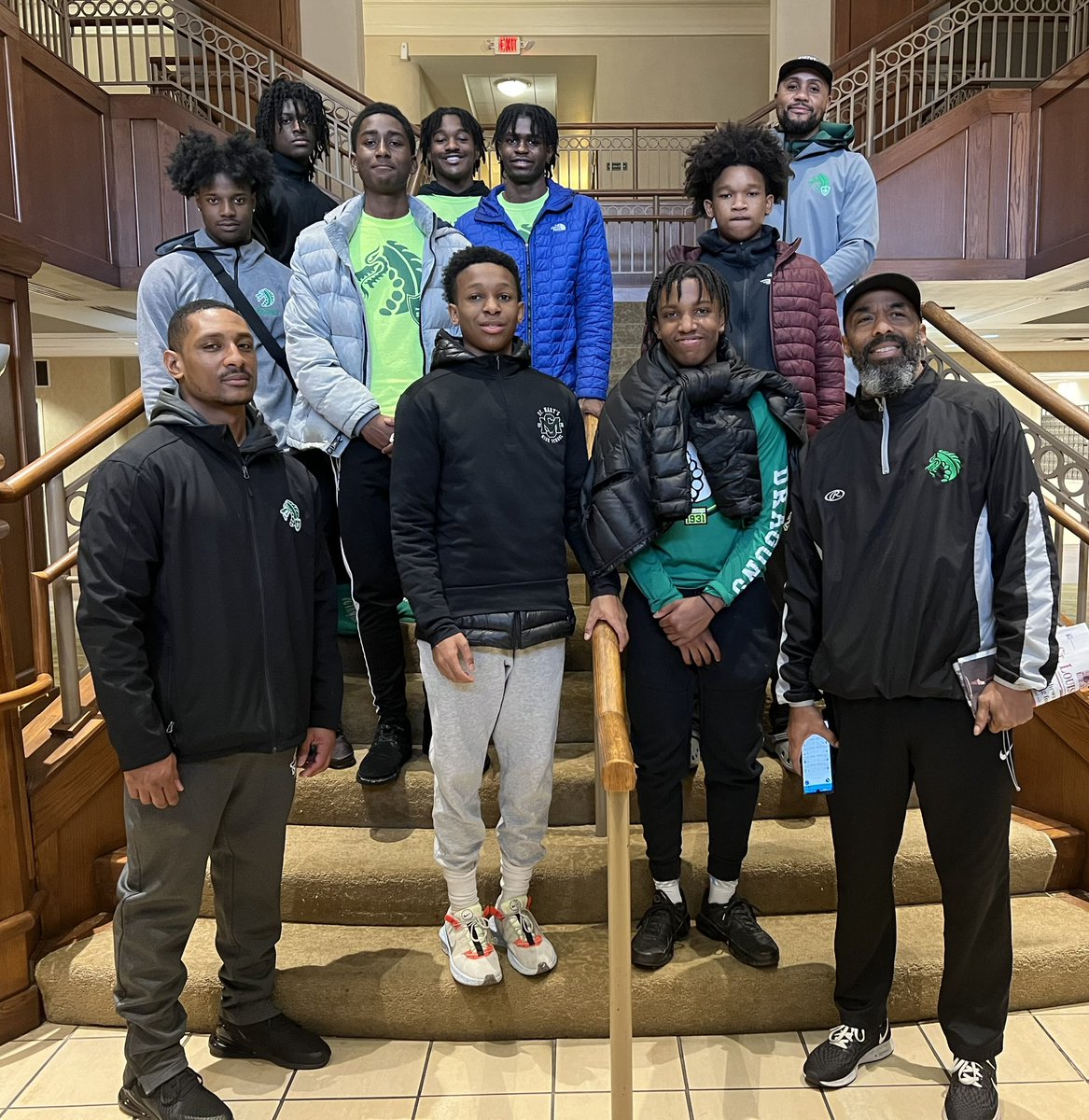 SSCHoops's tweet photo. The Dragons Spent Thanksgiving Morning at Northside Community Center Helping Prepare and Administer Food to Seniors at Homer G Phillips Senior Apartments. Giving Back and Showing Gratitude. #SouthsideDragons #GlorytotheGame #HappyThanksgiving ⚪️🟢 🦃 🦃 https://t.co/QyHFdZ1b4O