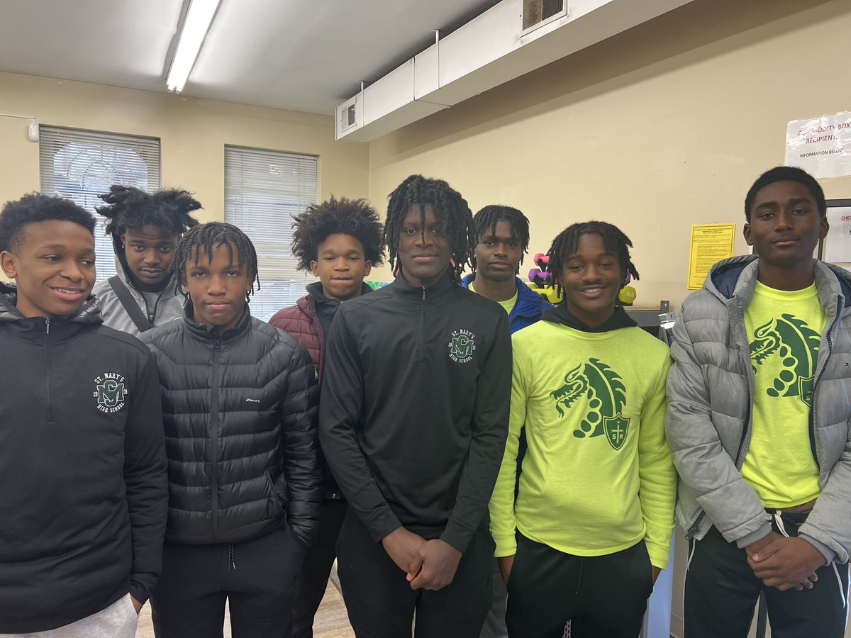SSCHoops's tweet photo. The Dragons Spent Thanksgiving Morning at Northside Community Center Helping Prepare and Administer Food to Seniors at Homer G Phillips Senior Apartments. Giving Back and Showing Gratitude. #SouthsideDragons #GlorytotheGame #HappyThanksgiving ⚪️🟢 🦃 🦃 https://t.co/QyHFdZ1b4O