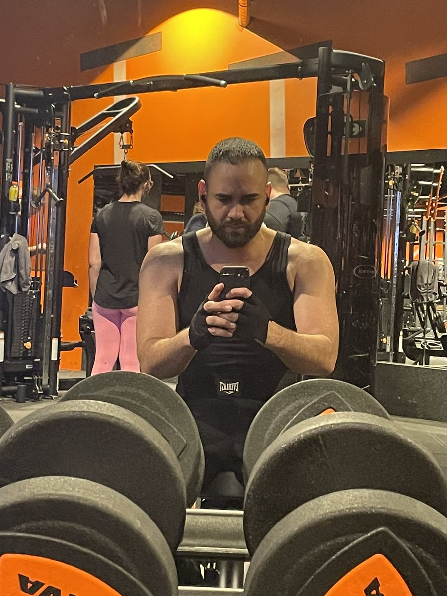 colmenaresVV's tweet photo. Gym time 💪🏻 https://t.co/JsFypEU9UA