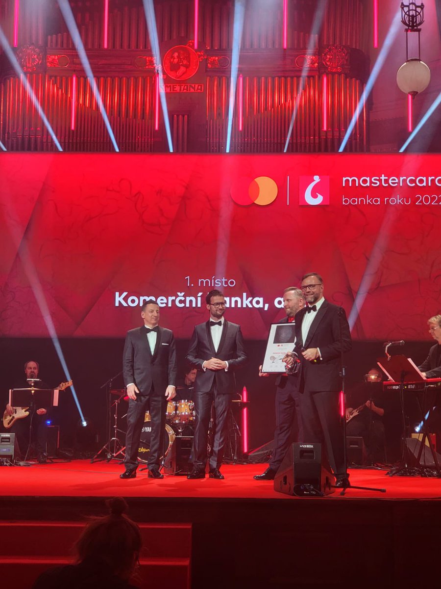 JanJuchelka's tweet photo. Je to doma. @komercka BANKA ROKU 2022. Díky skvělým kolegům za skvělou práci. Klientům děkuji za důvěru. 👍 https://t.co/ZgaK6rrnwk