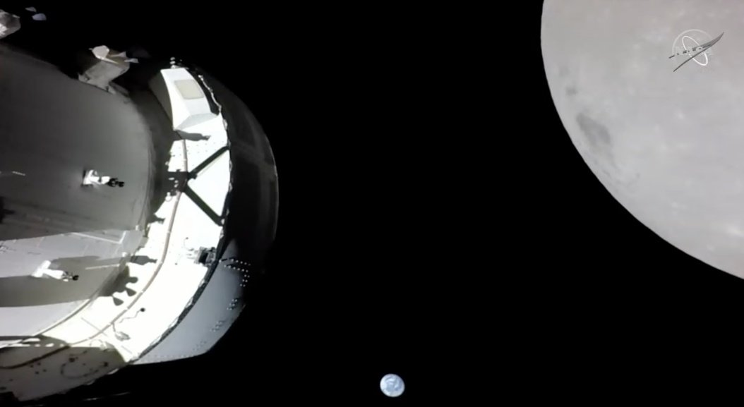 La cámara en el ala del panel solar de Orión capturó esta vista de la nave espacial, la Tierra y la Luna. Orion estaba haciendo su sobrevuelo motorizado de salida de la Luna como parte de la misión Artemis I, acercándose a 80 millas de la superficie lunar.
Artemis I, la primera prueba de vuelo de la cápsula Orion de la NASA y el cohete Space Launch System, se lanzó el 16 de noviembre de 2022 y está programado para amerizar el 11 de diciembre.
Créditos: NASA TV