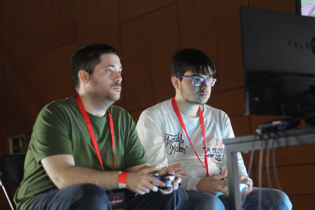 Skoll_Gaming_'s tweet photo. Nuestro pequeño @VongolaPrimoKHR al parecer es un maestro colándose en las fotos!
Aquí os dejamos unas pocas de las más llamativas en las que apareció en el #techrepublic6 😜
@NoSponsorXManco a ver si no nos vamos escondiendo tanto que a ti no se te ve ni un pelo 👀 https://t.co/2FoTdztkdT