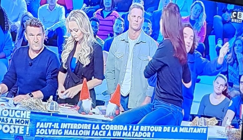 Fatcom771's tweet photo. Toi aussi tu te lève comme ça le matin, pour aller te faire insulté à la télé. Ennplus on comprend pas un mot de ce que tu raconte. Ça c'est à cause du peuple des enfants ou de la montagne, non mais le monde par en pistache 
#TPMP https://t.co/FMh7h4MC8z