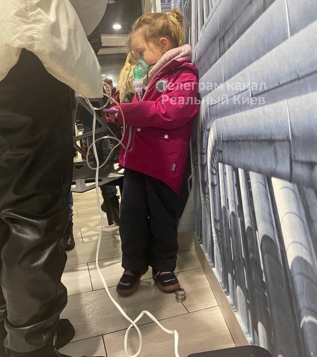 Biz_Ukraine_Mag's tweet photo. Heartbreaking: this Kyiv girl has to come to a petrol station to plug in her inhaler as a result of Russia’s infrastructure bombing campaign to leave Ukrainians without electricity https://t.co/rWFQ34GWbg