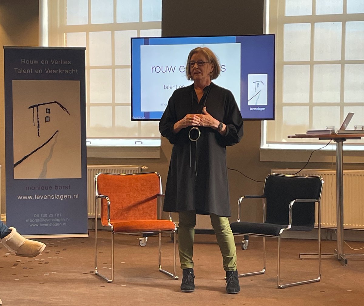 moniqueborst's tweet photo. Vanmorgen mocht ik in de Kamper Stadskazerne een ROUWbijeenkomst vormgeven en leiden voor mantelzorgers èn gastheren-en vrouwen van de begraafplaats. 
Persoonlijke verhalen. Gedichten. Interview met een rouwende. Herkenning. Kwetsbaarheid. Iedereen rouwt op zijn eigen manier. https://t.co/XLeYFSVX1z