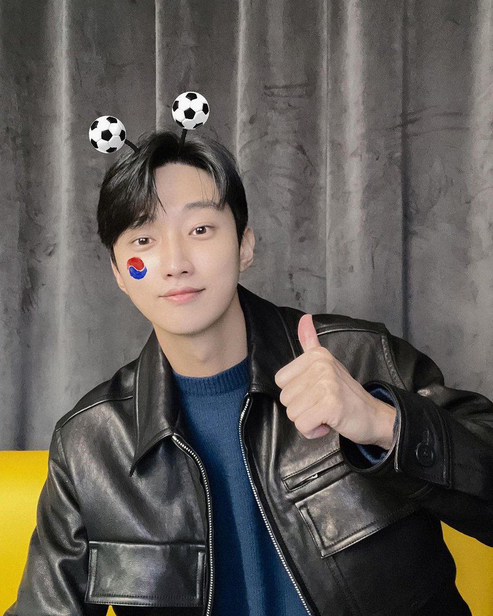 jinyoungjungPH's tweet photo. 20221123๐ฐ๐ทActor JINYOUNG will cheer for the 2022 Qatar World Cup and the South Korean national team! โฝ๏ธ
@_jinyoung911118
#Jinyoung #์ง์ #์ ์ง์ #YouthMT
#SweetHome #Sing2 #Sing2gether #StayJinyoungFanmeeting #b1a4 #b1a4jinyoung #BANA #thedudeinme #์ง์b1a4 #jungjinyoung #actor https://t.co/sZIoo0wWD0