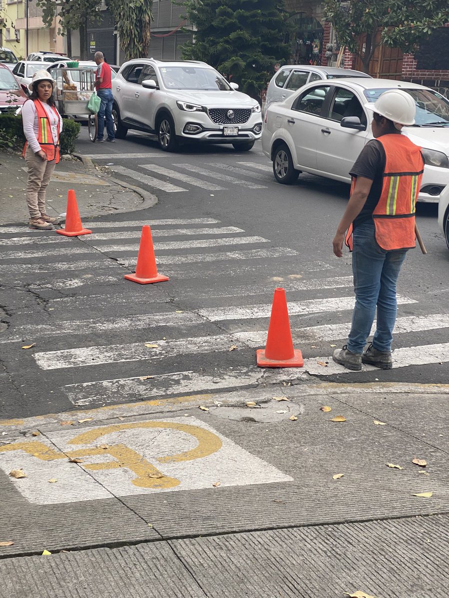 molkra's tweet photo. @UCS_GCDMX buena tarde, en la calle Natal Pesado entre Santiago Rebull y Charco azul en la Col. Mixcoac hay unas personas bloqueando la calle está situación es continua porque la construcción tiene “permiso” del @GobCDMX https://t.co/wNBMfBKffm