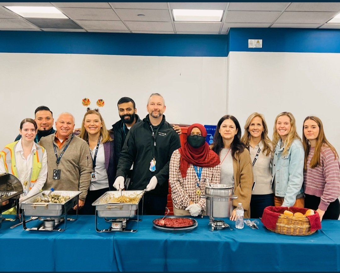 Happy Thanksgiving from Team Dulles! Thank you @SashaJDC for spending time with the team! @deck_68 @HenryatUnited @MikeHannaUAL @Tobyatunited @charlie_mohl @Flyin_Koz