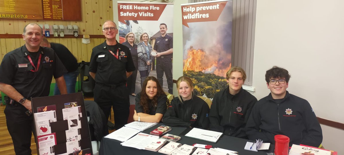 We attended Cullen festive lights switch on tonight with <a href="/FireCullen/">Cullen Fire Station</a> We also assisted them to help promote fire safety and engage with the public and partner agencies. <a href="/toshie48/">Ewen McIntosh</a> @SimonTucker_cul <a href="/Big_Hendo13/">Davie Hendry</a> <a href="/gordonstoun/">Gordonstoun</a>