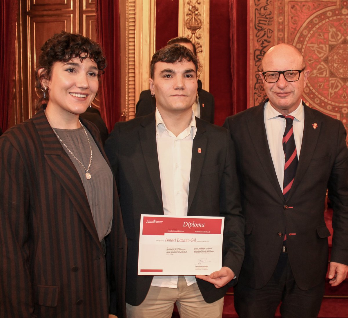 CipetiTudela's tweet photo. Hoy se han entregado en el salón del trono del Palacio de Navarra los diplomas de las Spainskills 2022. CIP ETI ha participado con Ismael Lozano Gil, alumno de GS de Automatización y Robótica Industrial,  y Roberto Berrueta Vicente,  profesor de Electricidad su entrenador. https://t.co/V89DU8GCr5