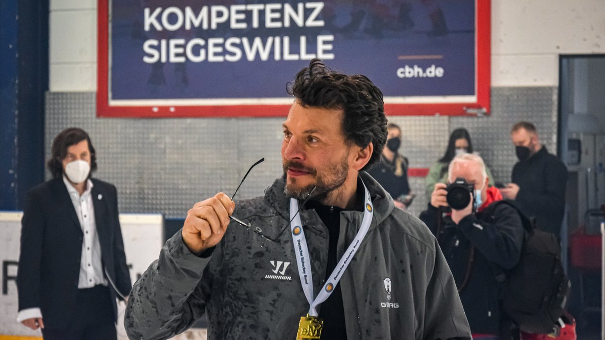 Wally44's tweet photo. Das zukünftige #WorldJuniors Turnier in #Halifax wird ja sehr #ebb / #ebbAlumni / #ejb / #ejbAlumni lastig.
#ilike
#Babulis (F1), #Quapp, #Bettahar, #Wäser, #Roßmy, #Hördler (F2), #Hänelt (F3) und auf Abruf: #Grimm, #Hanschuh, #Heim, #Krymskiy
Co-Trainer: #Molling (F4)
#DEB https://t.co/dGytDQTBID