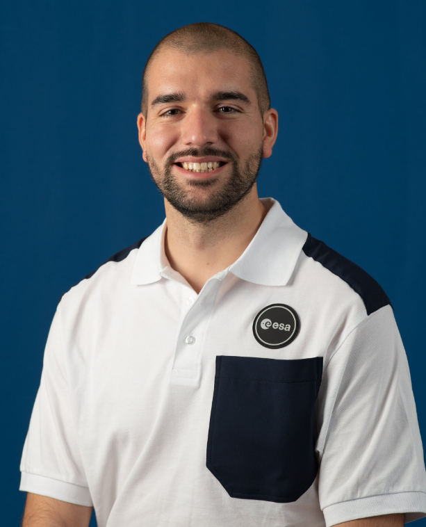 FronteraSpacial's tweet photo. 👨‍🚀 PABLO ÁLVAREZ, SU TRAYECTORIA PARA SER ASTRONAUTA 🇪🇸

Hace 24 horas Pablo Álvarez Fernández era seleccionado como nuevo astronauta de carrera de la Agencia Espacial Europea @esa_es 

Repasamos toda su trayectoria profesional para conseguir este gran logro, ¡COMPARTE!🔁❤️

⬇️ https://t.co/fQkGpOgcgM