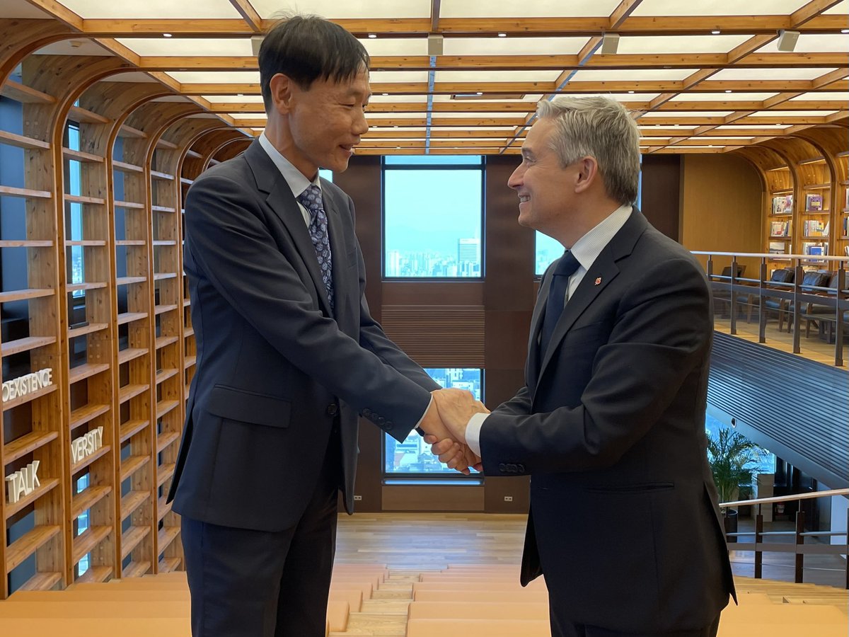 FP_Champagne's tweet photo. That was my message to SK Nexilis, SKC, SK iET and SK Hynix in Seoul today.

Canada can be the green supplier of choice to both South Korea and to the world. https://t.co/lg9qtQUk1M