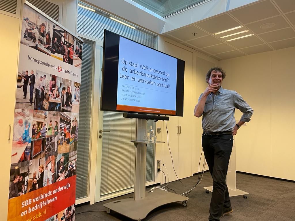 3/ Het kan wel, veel gelachen tijdens <a href="/SBBNL/">SBB</a> workshop over werken en leren in het sociaal domein. En bijzonder: iedereen (veel vertegenwoordigers uit praktijkonderwijs) ziet in dat impliciete 'niet-zichtbare' arbeid en zichtbare taakuitvoering samenkomen in 'capabilities'-begrip.