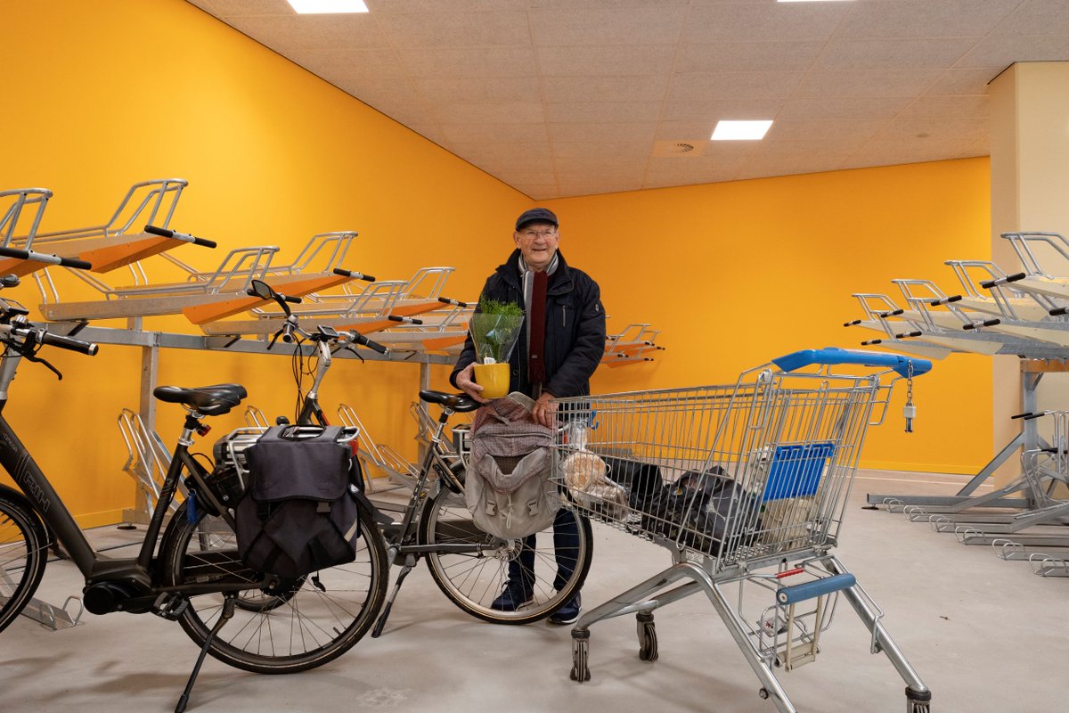 We hebben de fietsenstalling in <a href="/winkelstad/">Winkelstad Veenendaal</a> Veenendaal uitgebreid. Steeds meer bezoekers komen met de fiets naar het centrum. Velen stalden de fiets op de gracht. Vanaf nu kunnen ze hun fiets gratis veilig en droog stallen aan de Brouwersgracht 249 (tegenover Hoogvliet/Action).