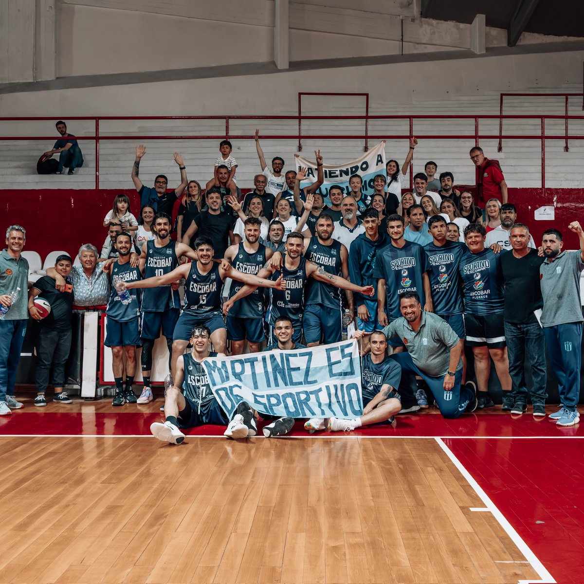 💙 ¡La familia albiceleste de festejo en <a href="/RiverPlate/">River Plate</a>! 🤍

📸 <a href="/nuniezleo/">Leo Nuñez</a> (#SportivoInnova)

#SomosEscobar | #LigaMetropolitana