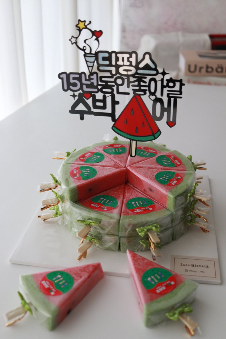 dp_bonobono's tweet photo. 221124 (27이 아니라니...)
딕펑스 15주년 수박 떡케이크를 선물했습니다🍉
오빠들 먹는 것도 귀여웠네요😊
다음부터는 생일 초도 꼭 챙길게요......🔥 https://t.co/aXTwWM5VT3