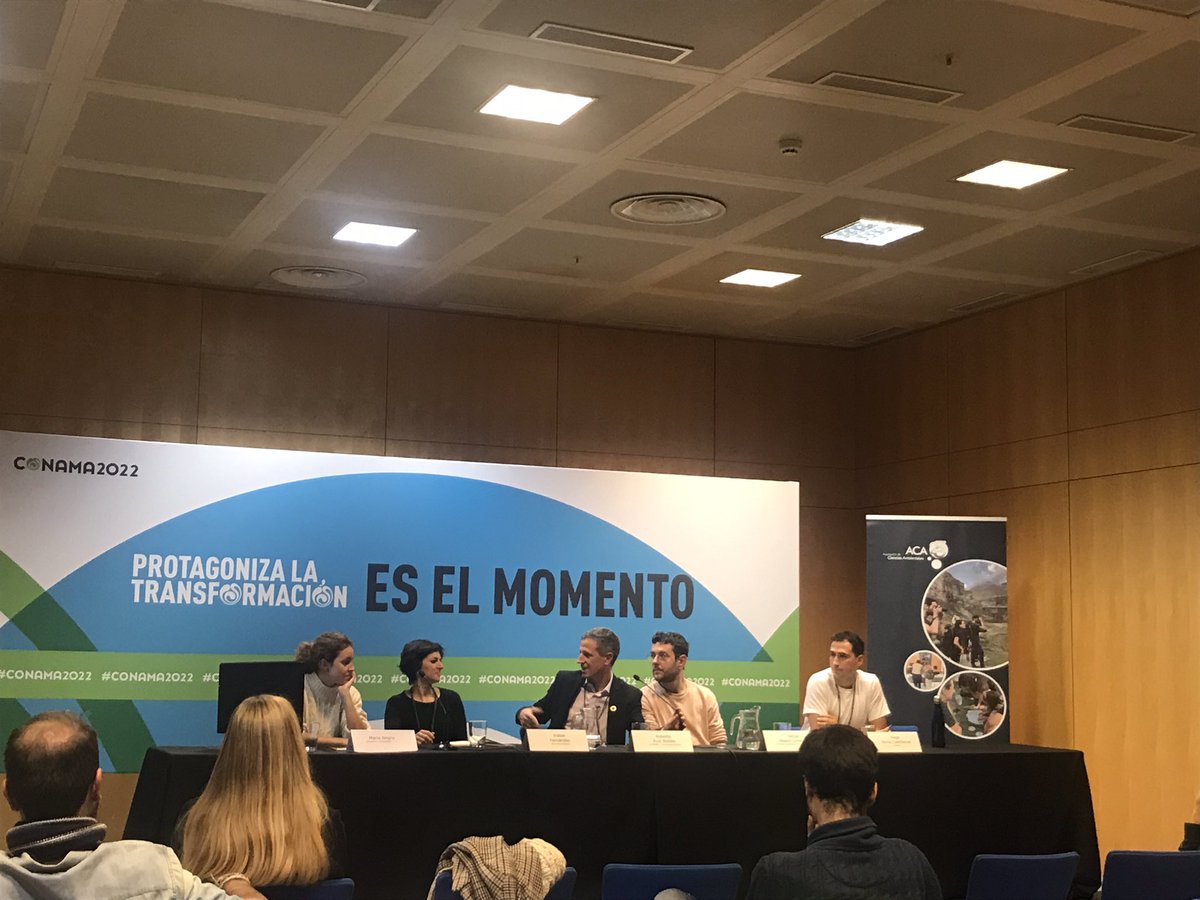 Hoy en #CONAMA2022  Roberto Ruiz Robles modera una mesa súper interesante sobre #ComunicaciónAmbiental reflexionando sobre cómo comunicar a través de distintos canales. A su lado <a href="/ecodiuku/">Diego Ferraz</a> @AtxeSinH Hector Molero <a href="/AE_Edu_Amb/">A.E. Educ. Ambiental</a> <a href="/soymarianegro/">María Negro - Libro CAMBIA EL MUNDO (Ed.Planeta)</a> <a href="/Roberto_R_R/">Roberto Ruiz Robles</a>