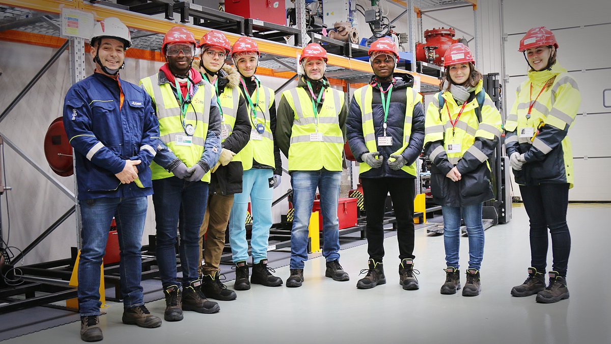 EDFFlamanville's tweet photo. Dans le cadre de la #SEDI2022, des élèves du lycée professionnel Jules Verne de Mondeville (14) ont découvert nos installations, nos métiers et ont échangé avec nos salariés sur les enjeux de la production d'électricité bas-carbone #RedécouvrirLindustrie #DLDJan @ac_normandie https://t.co/NjJGcQT4WV