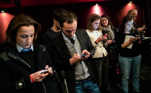 Anne-Sophie Sibout (@as_sibout) on Twitter photo 📰 En moins de 15 ans, Twitter a radicalement modifié le travail des #médias ➕ Accès à une multitude de sources et d'infos ➖ Vision déformée de la réalité et risque d’enfermement dans une bulle
👉🏻 Éléments de contexte avec <a href="/afpfr/">Agence France-Presse</a> et <a href="/Strategies/">Strategies</a> : urlz.fr/jUzz 📰 En moins de 15 ans, Twitter a radicalement modifié le travail des #médias ➕ Accès à une multitude de sources et d'infos ➖ Vision déformée de la réalité et risque d’enfermement dans une bulle
👉🏻 Éléments de contexte avec <a href="/afpfr/">Agence France-Presse</a> et <a href="/Strategies/">Strategies</a> : urlz.fr/jUzz