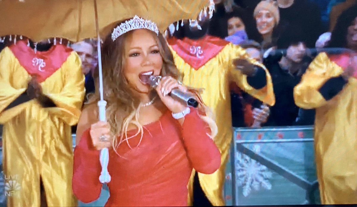TheLastLinda's tweet photo. Ladies and gentleman, Tiara Carey. 

#MacysParade #MariahCarey #HappyThanksgiving https://t.co/2VU0Lo4zle