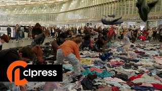 ClementLanot's tweet photo. VIDÉO - Happening artistique contre le BlackFriday et la Fast-fashion (24 novembre 2022, Paris, France) [4K]
▶️ https://t.co/051DauicPT https://t.co/24pdWGRkae