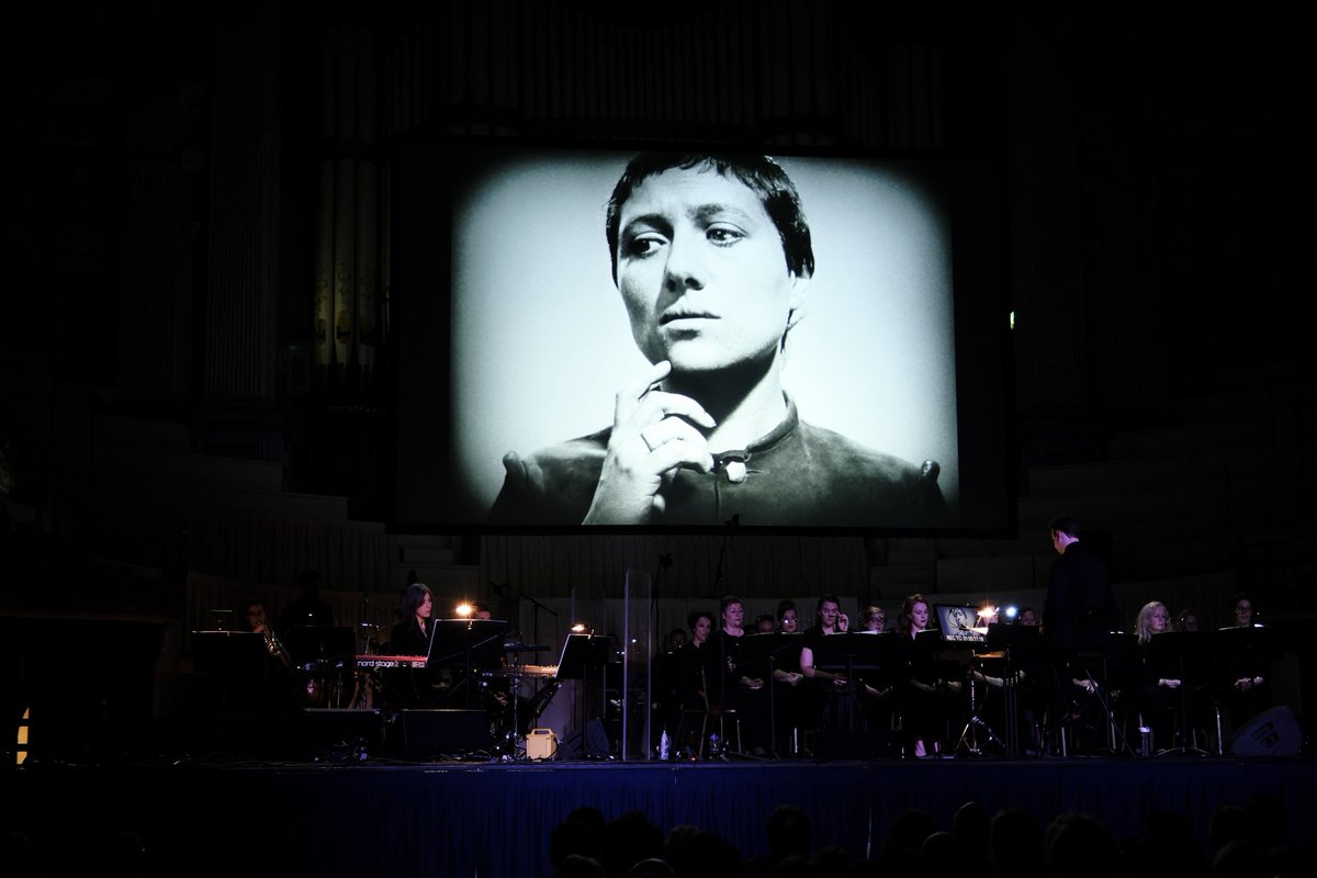 hcmfuk's tweet photo. World Premiere of The Passion of Joan of Arc scored by @JULIA_HOLTER at Huddersfield Town Hall for hcmf// 2022.

ft. Julia Holter, @tashiwada, @knitdrums, @sarahbellereid and the Chorus of @Opera_North under conductor @HughBrunt

📷: Brian Slater https://t.co/ymbevgiXBx
