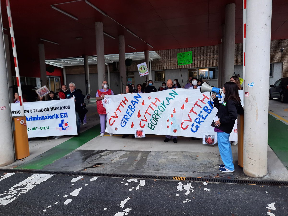 UGT_Euskadi's tweet photo. #SalarioOConflicto 
Nueva movilización HOY, y todos los jueves,  del personal del Centro de Transfusiones y Tejidos Humanos #CVTTH, de Galdakao (Bizkaia),  por la equiparación salarial del 4% con respecto a otros servicios del  Hospital

#UGTenLucha
#conugtganas 
#Unete https://t.co/M9MT3LSYRw