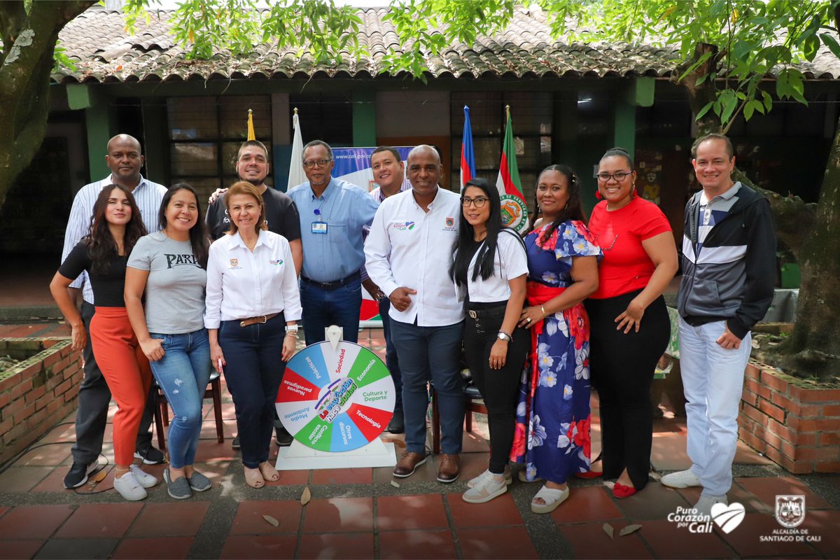 efrcastro826's tweet photo. Con una comisión de docentes Lideres TIC @RedTiCali acompañamos la Rendicion de Cuentas de @Educacion_Cali aunando esfuerzos para el uso de tecnologías emergentes en la configuración de experiencias de Aprendizaje Activo📲
#EncuentroLideresTicCali https://t.co/aK31pCQ253