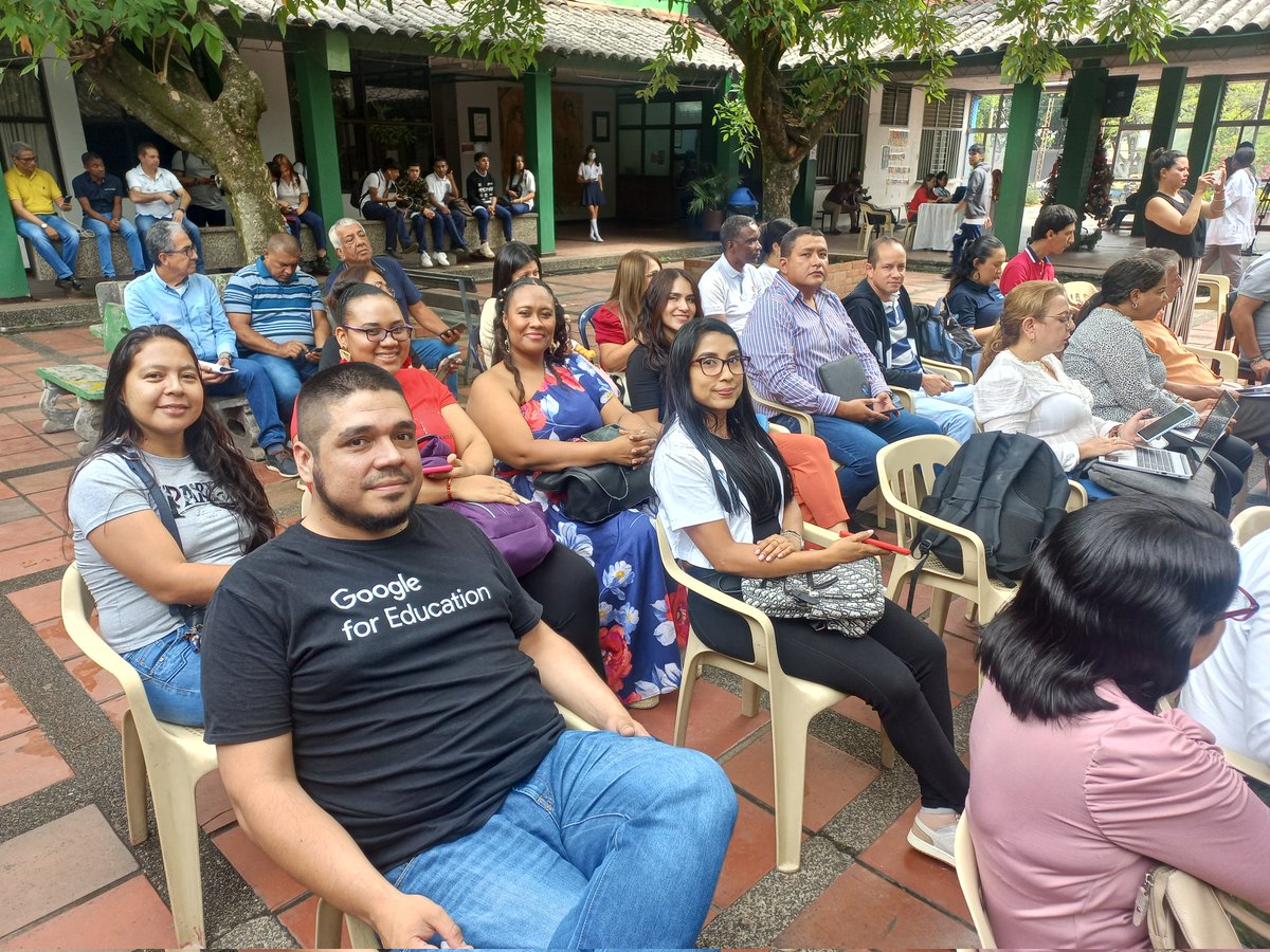 efrcastro826's tweet photo. Con una comisión de docentes Lideres TIC @RedTiCali acompañamos la Rendicion de Cuentas de @Educacion_Cali aunando esfuerzos para el uso de tecnologías emergentes en la configuración de experiencias de Aprendizaje Activo📲
#EncuentroLideresTicCali https://t.co/aK31pCQ253