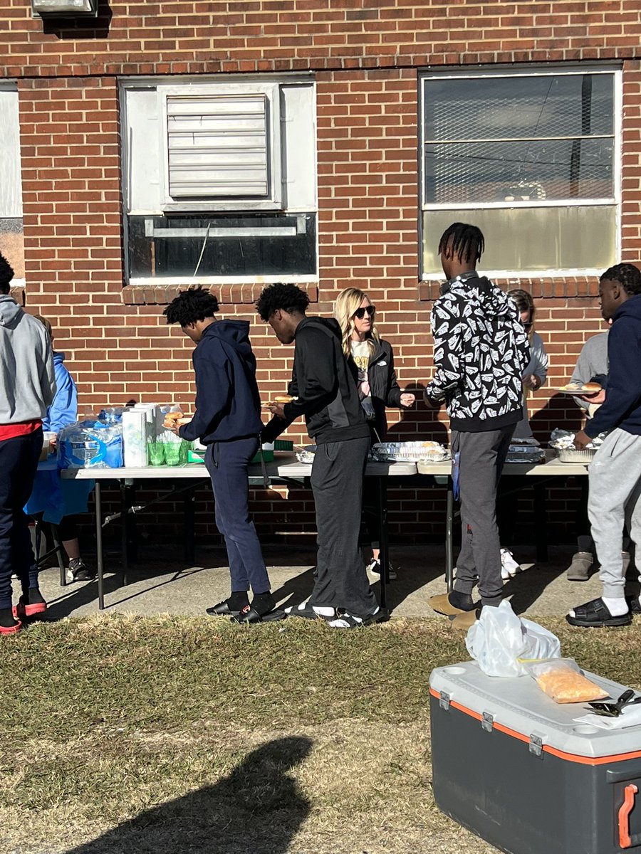 grimsleyfb's tweet photo. THANKFUL for our Whirlie Football Family! Nothing like practicing during Thanksgiving! Always a #GDTBAW! @gowhirlies https://t.co/JTS9whJzdE