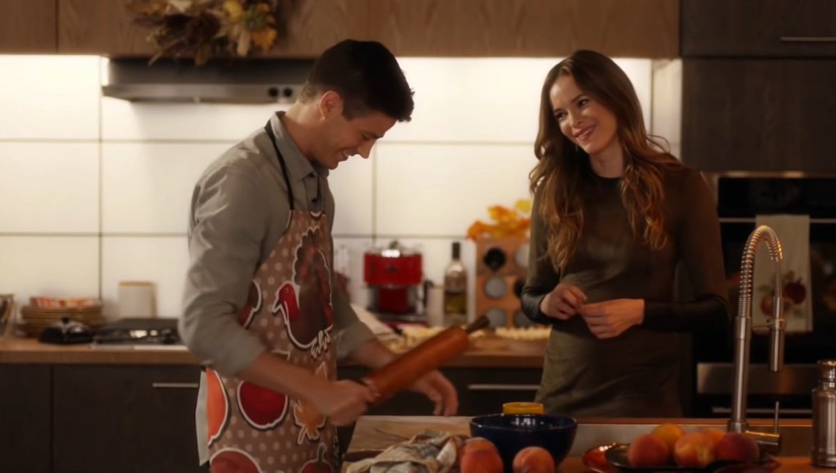 TwilightsInfern's tweet photo. Happy Thanksgiving #Snowbarry Fam! 🦃💙❤️ https://t.co/HnpeulYj5X