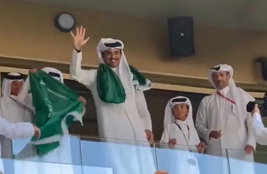 _jarnaud_'s tweet photo. Some good from the world cup, the emir of Qatar flying the flag of Saudi Arabia. These two had almost killed each other. Now, executions by decapitation with sabers resume in Saudi Arabia with a third of political convicts... https://t.co/AxVXm1r05g